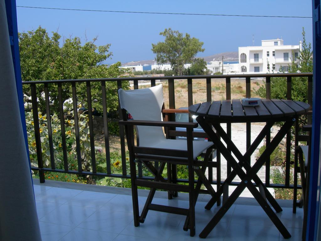 פארוס Bizas Rooms & Studios מראה חיצוני תמונה