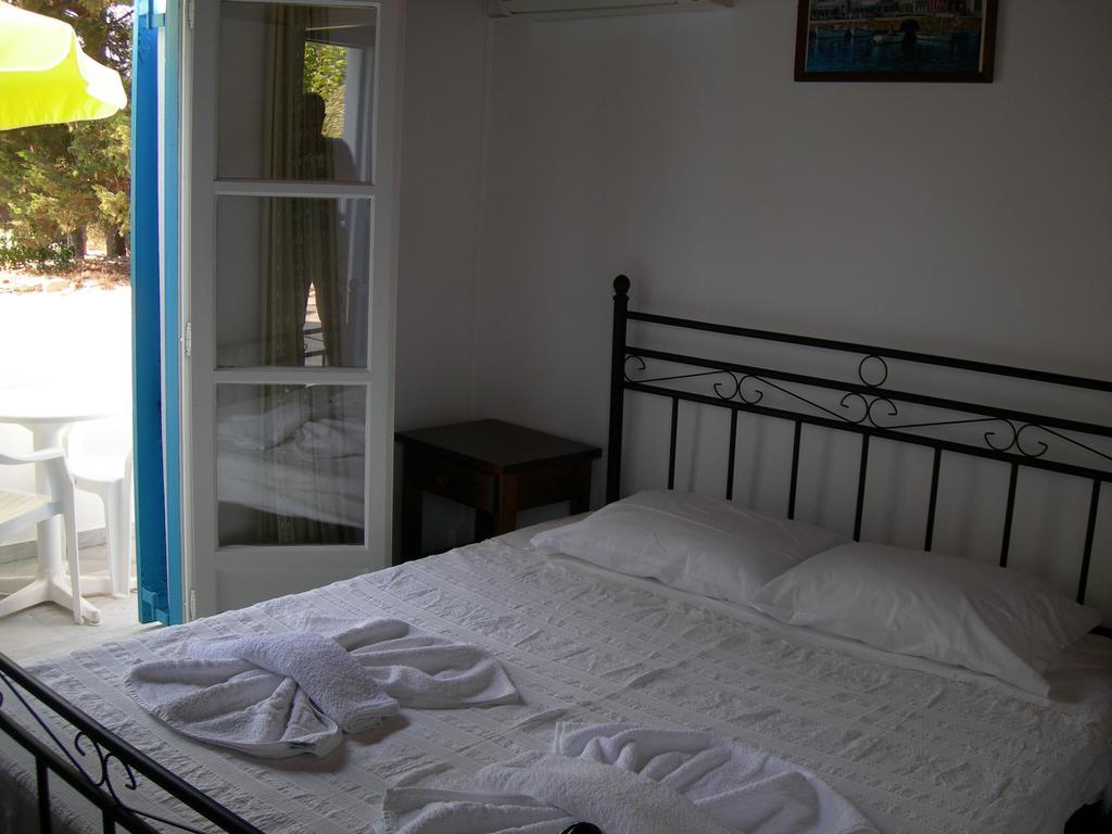 פארוס Bizas Rooms & Studios מראה חיצוני תמונה