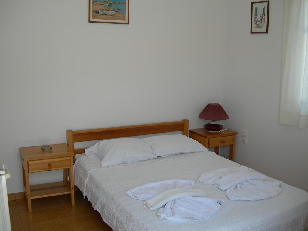 פארוס Bizas Rooms & Studios מראה חיצוני תמונה