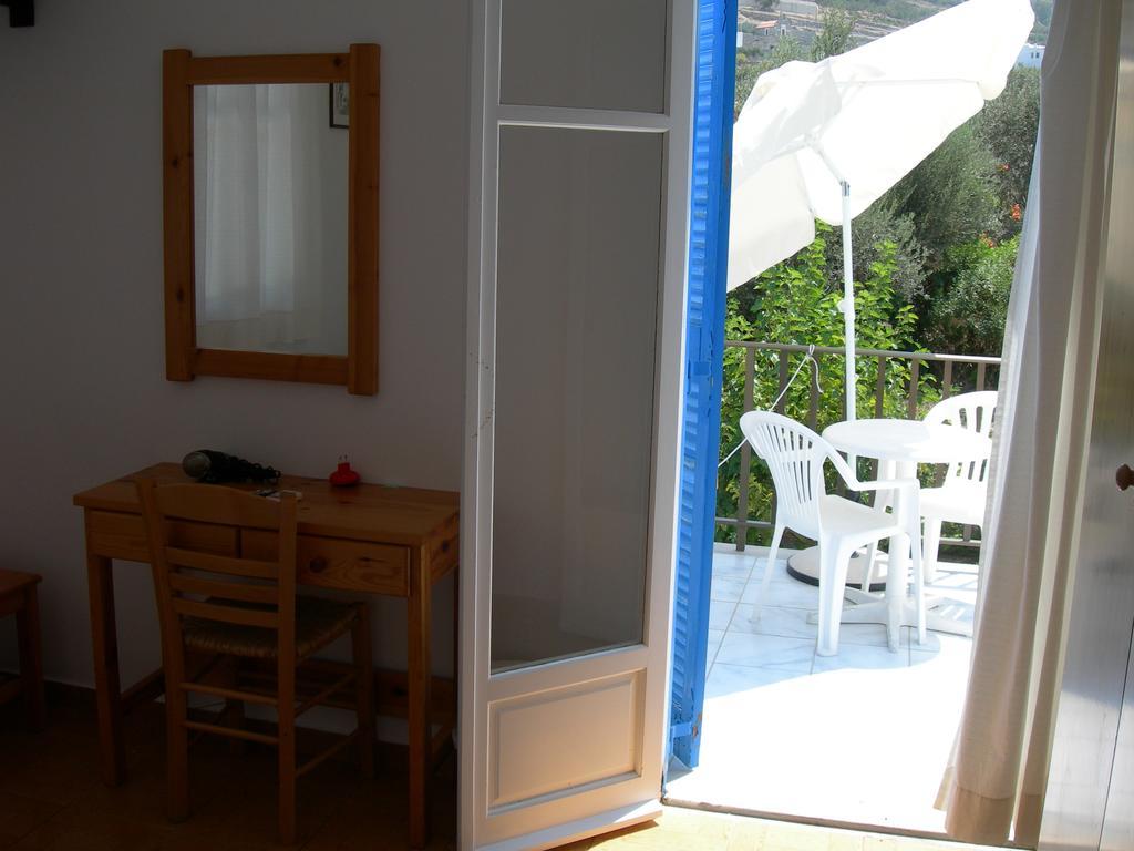 פארוס Bizas Rooms & Studios מראה חיצוני תמונה