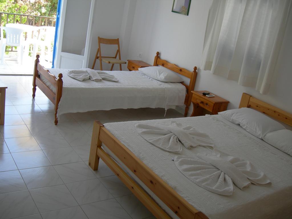 פארוס Bizas Rooms & Studios מראה חיצוני תמונה