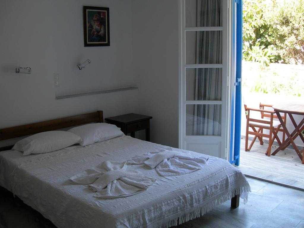 פארוס Bizas Rooms & Studios מראה חיצוני תמונה