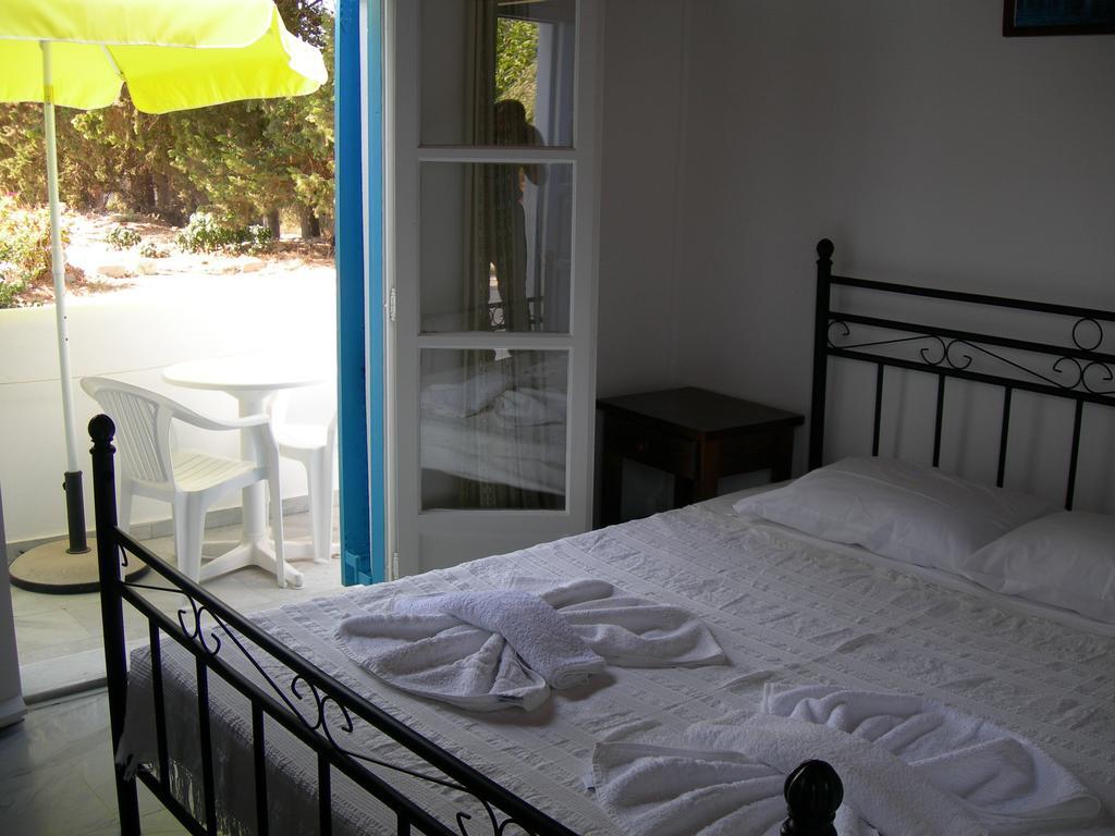 פארוס Bizas Rooms & Studios מראה חיצוני תמונה