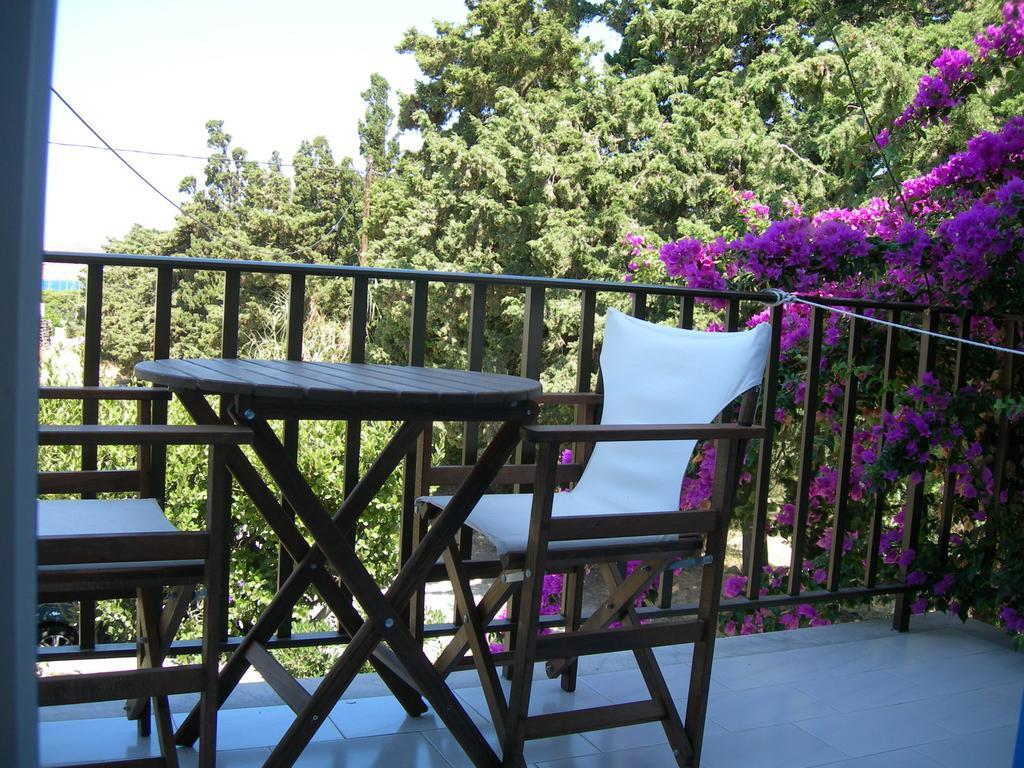 פארוס Bizas Rooms & Studios מראה חיצוני תמונה