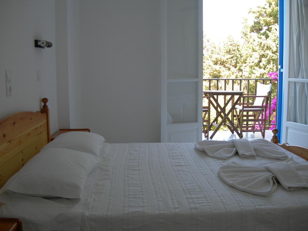 פארוס Bizas Rooms & Studios מראה חיצוני תמונה