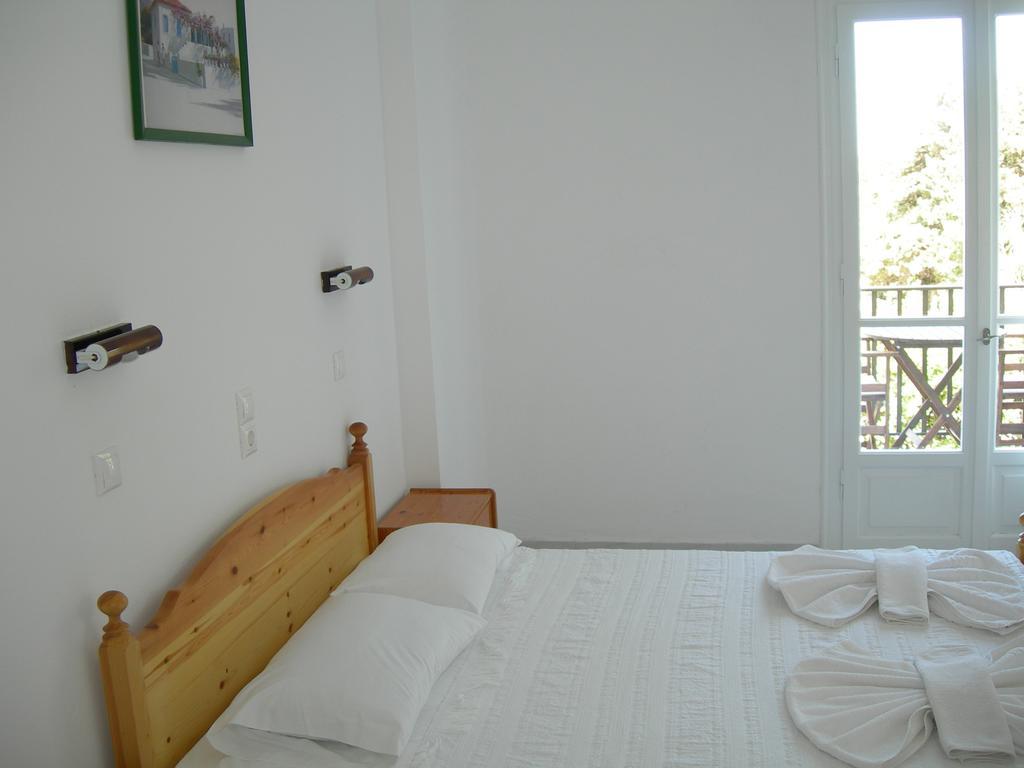 פארוס Bizas Rooms & Studios מראה חיצוני תמונה