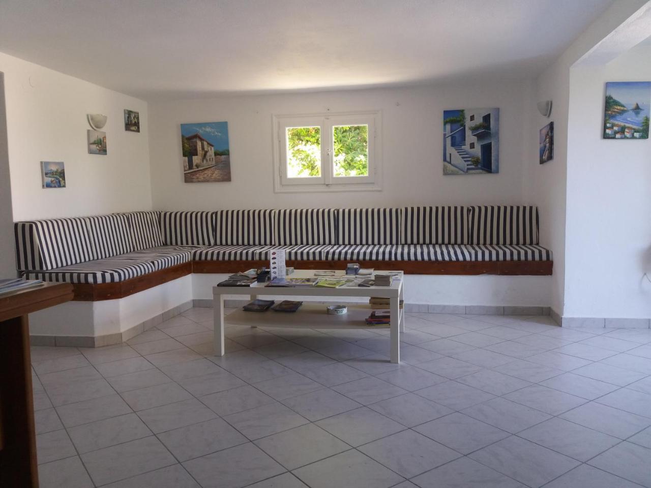 פארוס Bizas Rooms & Studios מראה חיצוני תמונה