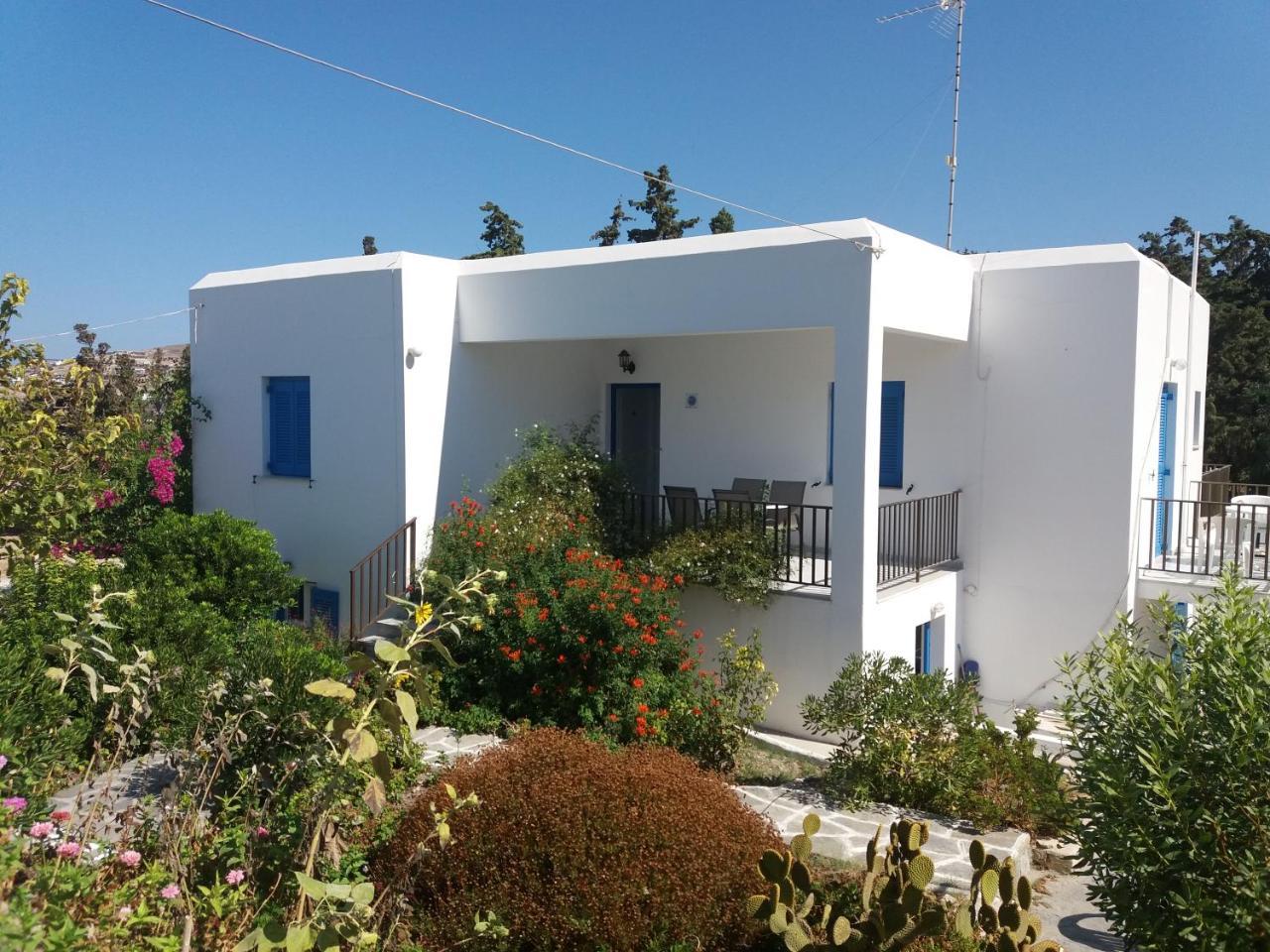 פארוס Bizas Rooms & Studios מראה חיצוני תמונה